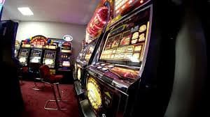 Meja Domino QQ dengan dealer langsung di olx toto.com menampilkan kartu domino dan pemain di studio profesional